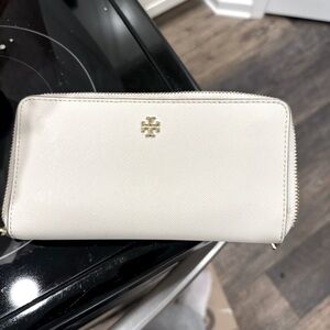 White Tori Burch Wallet ! hardly used